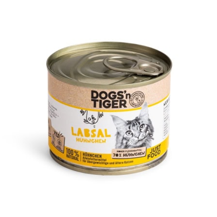 Honden- en kattenvoer in blik met label en kat op de voorkant.