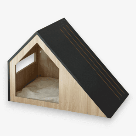 Houten huisje voor huisdieren met zwart dak en open ingang.