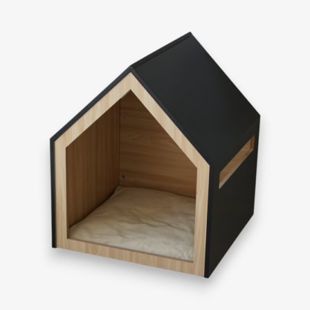 Houten huisdierbed met zwart dak en open voorkant voor katten of kleine honden.