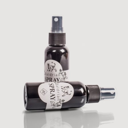Dierenverzorgingsspray in sprayflessen voor huisdieren, ideaal voor vacht en huid.