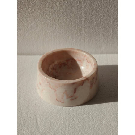 Roze marmeren hondenbak op witte ondergrond.