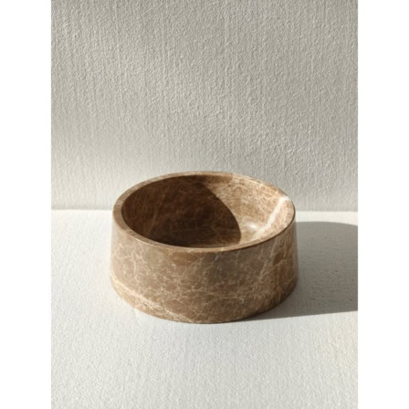 Decoratieve ronde waterbak van marmer voor huisdieren.